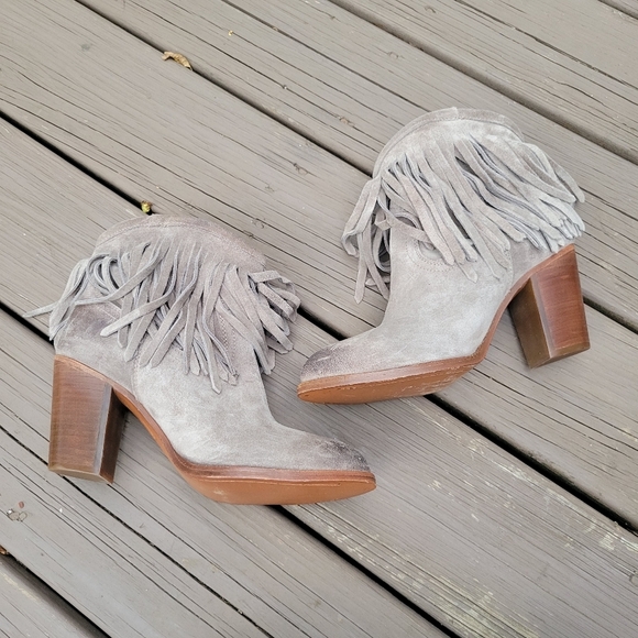 Frye Ilana Grey Suede Burnished Toe Fringe Western Boho Cowgirl Ankle Boots 9 - Picture 3 of 10